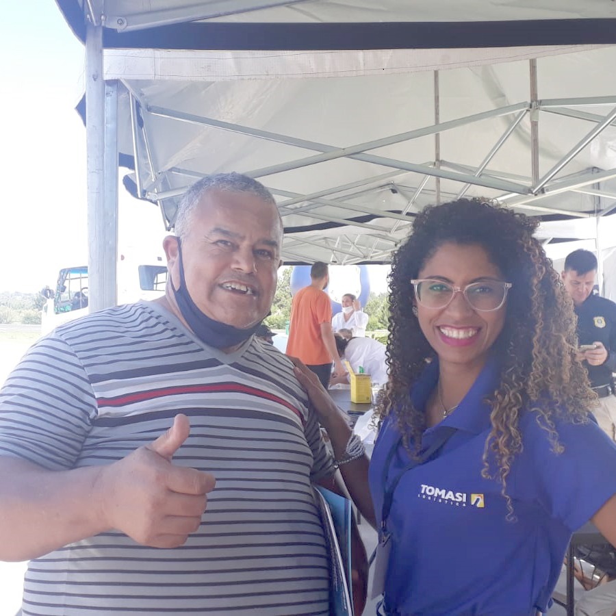 Patrícia Fogaça, do RH da Tomasi Canoas, e Luis Alberto motorista carreteiro Tomasi